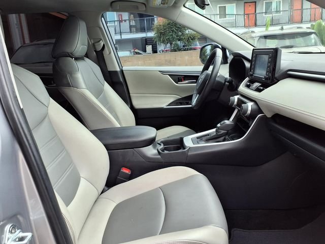 Used 2021 Silver Toyota XLE Premium image 26
