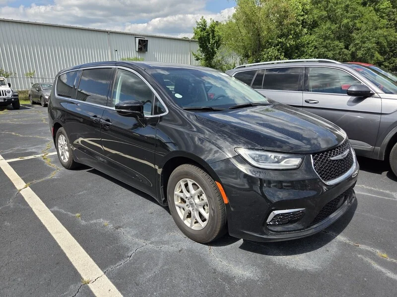 Used 2024 Diamond Black CHRYSLER TOURING L image 3