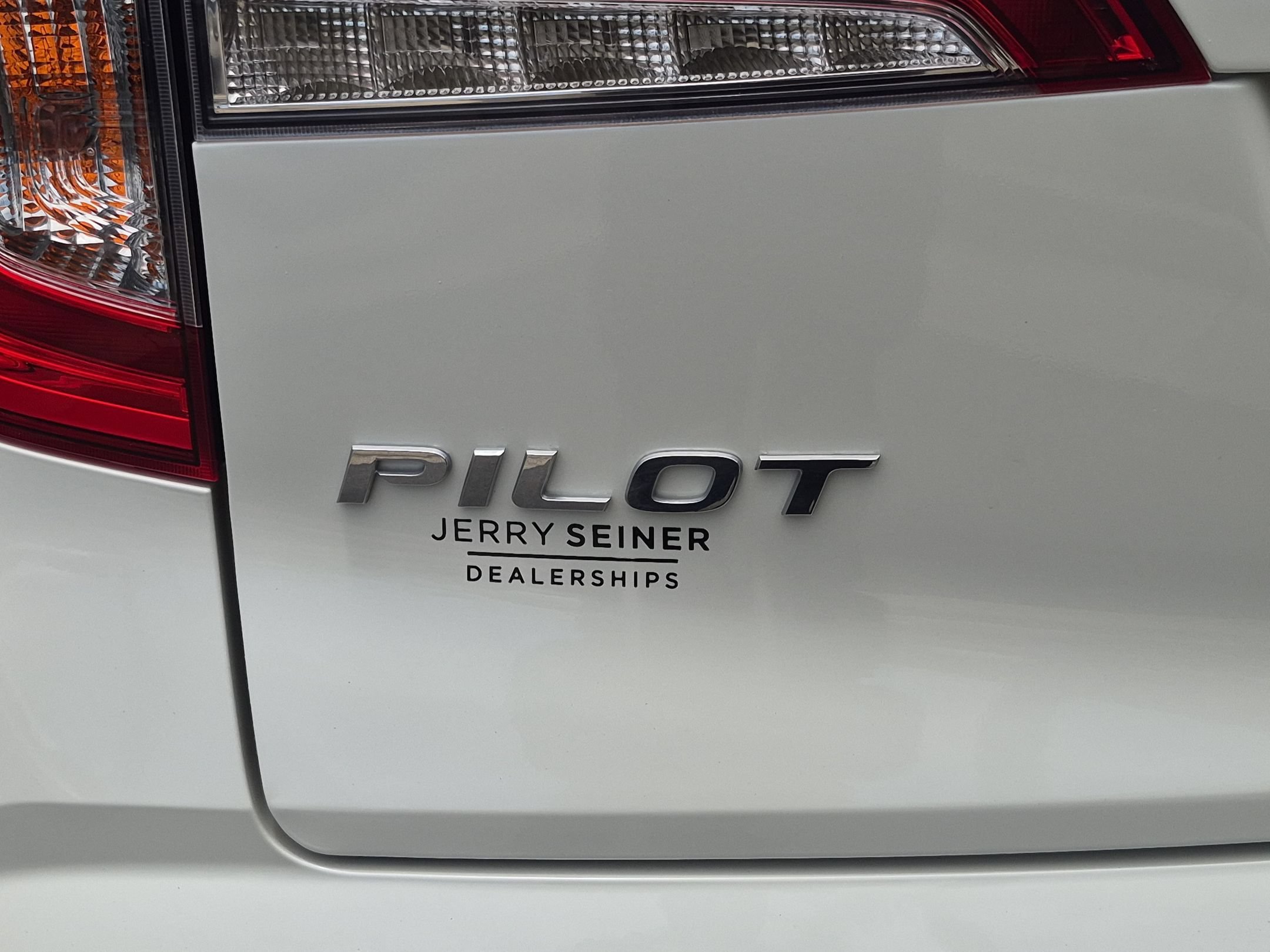 Used 2019 White Diamond Pearl Honda Touring 8-Passenger image 13