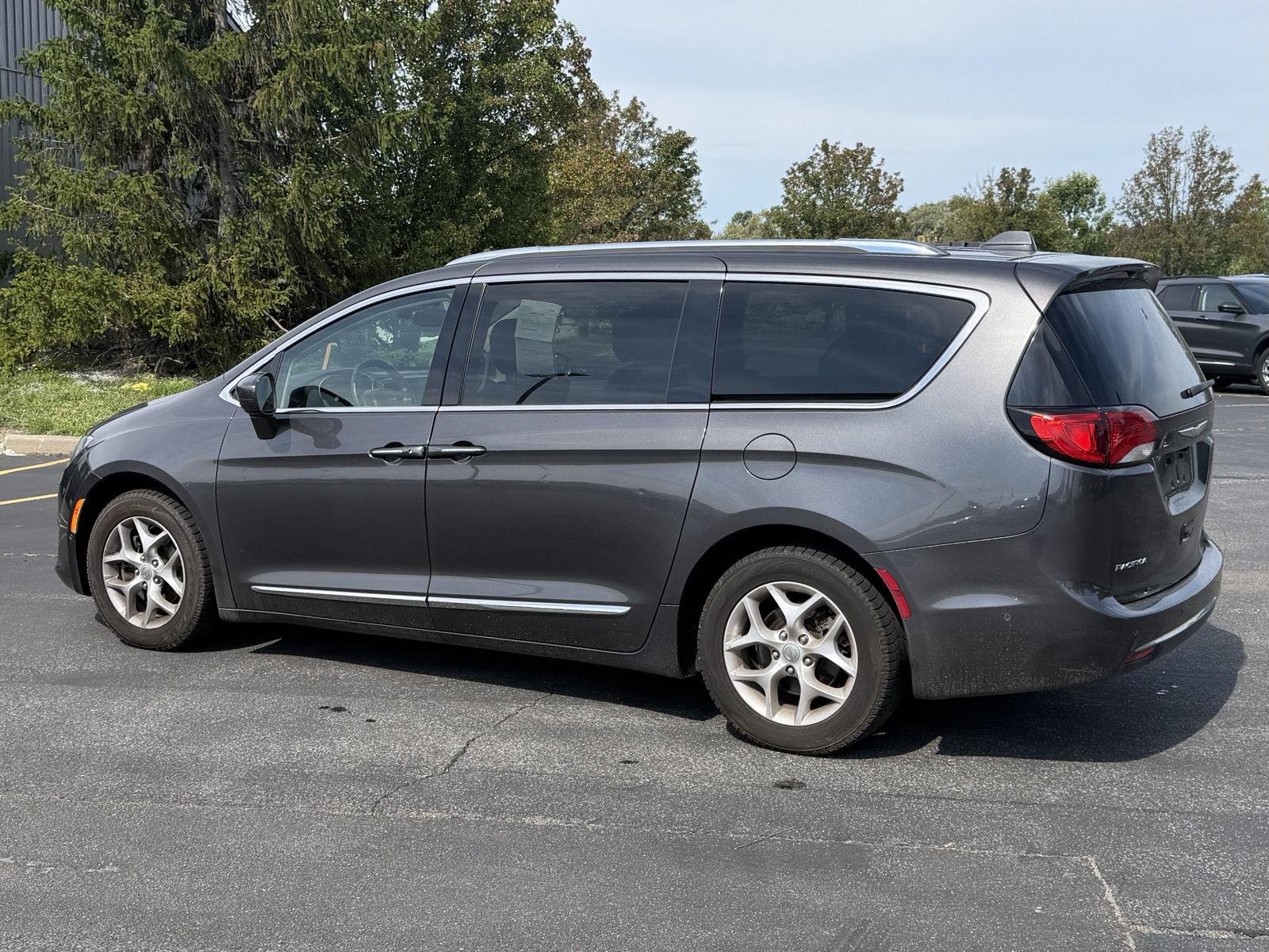 Used 2017 Granite Crystal Metallic Clearcoat Chrysler Touring-L Plus image 5