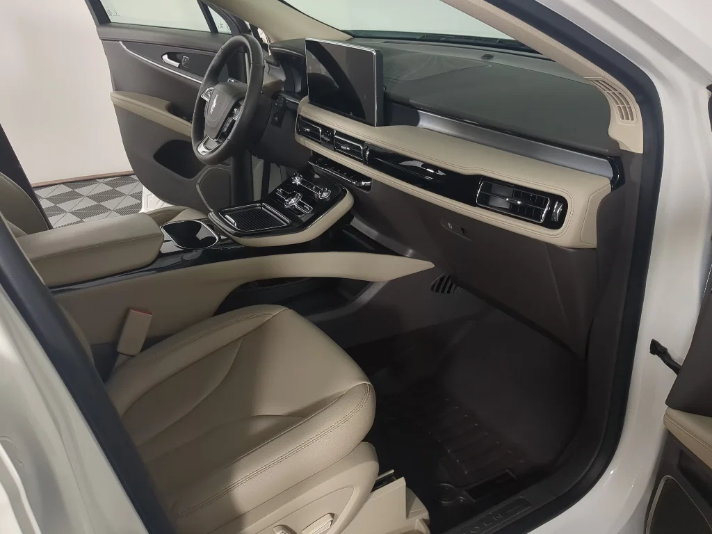 Used 2022 White Lincoln Standard image 20