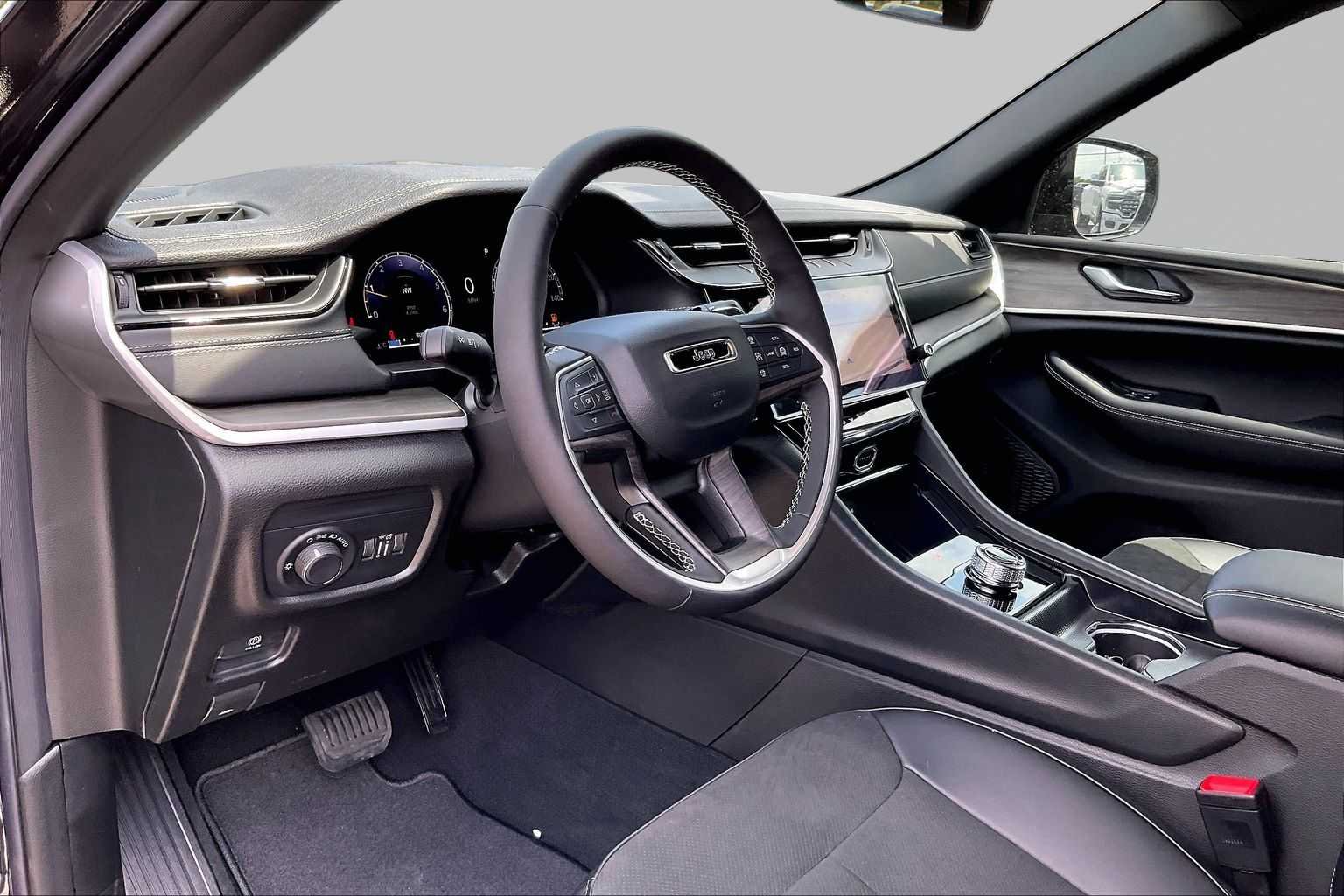 New 2026 Diamond Black Crystal Pearl-Coat Exterior Paint Jeep Laredo Altitude image 6