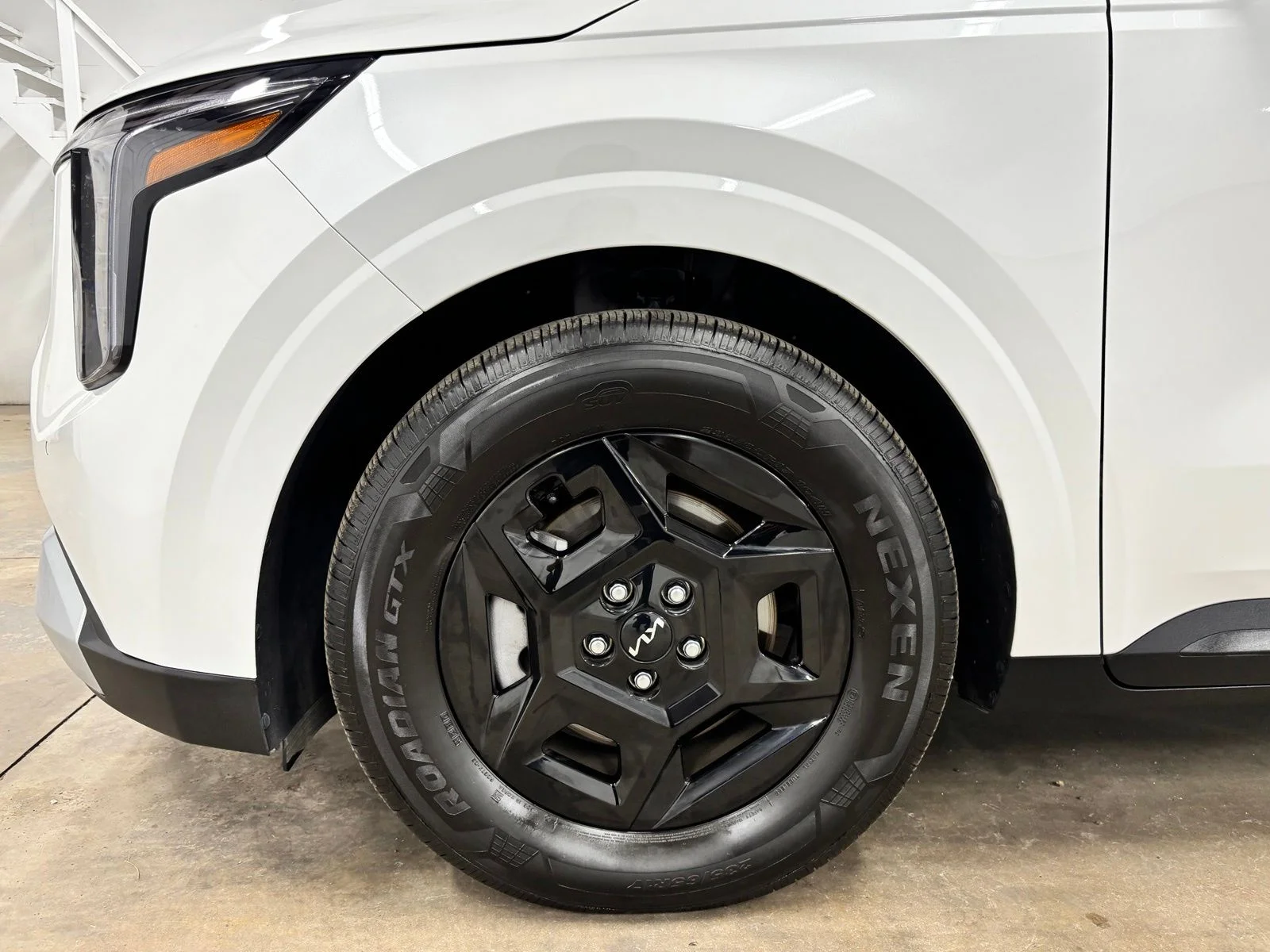 Used 2026 White Kia LXS image 10