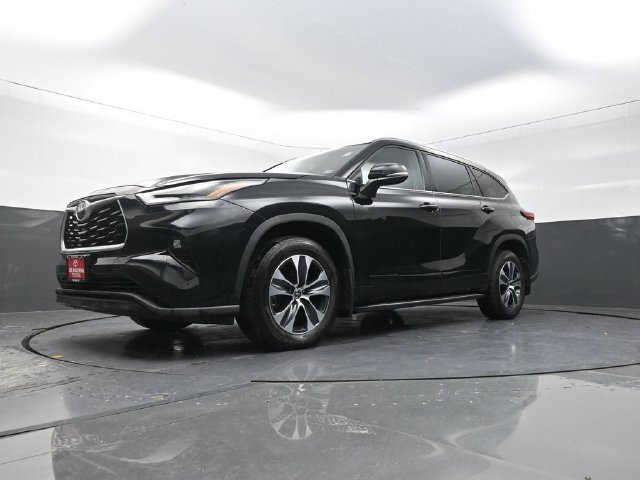 Used 2021 Black Toyota XLE image 34