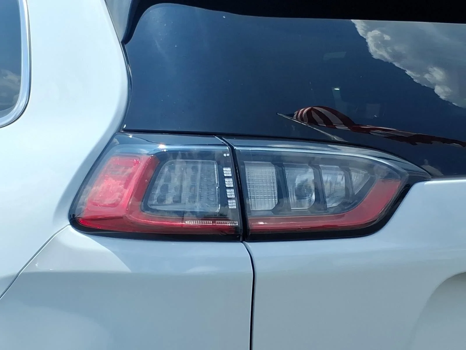 Used 2022 Bright White Clearcoat Jeep Latitude Lux image 16