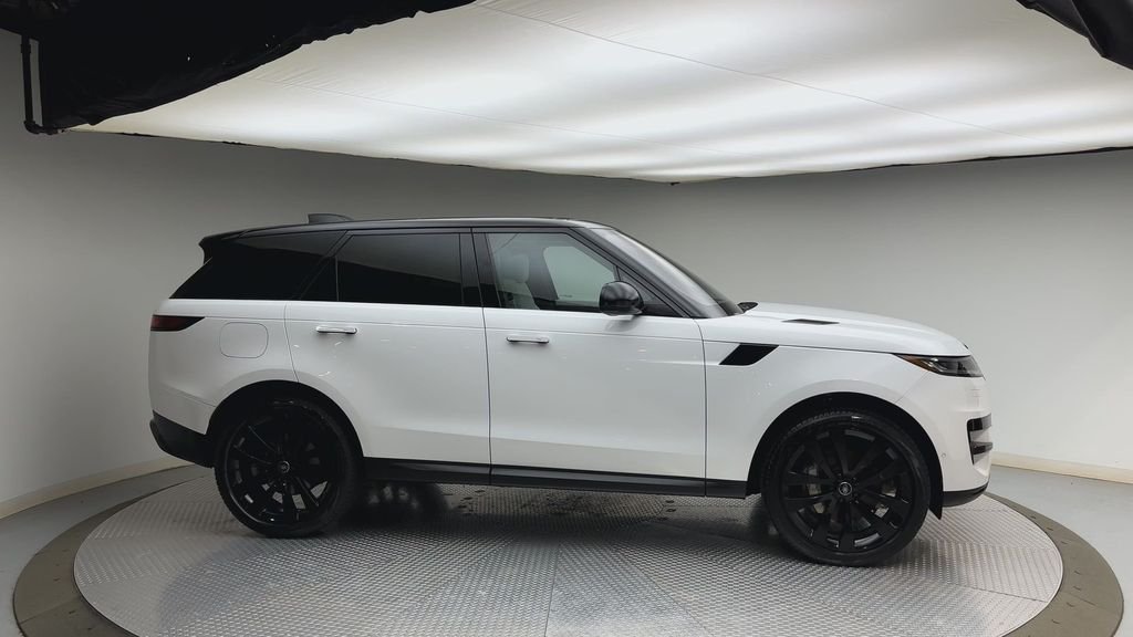 Used 2023 Fuji White Land Rover SE image 9