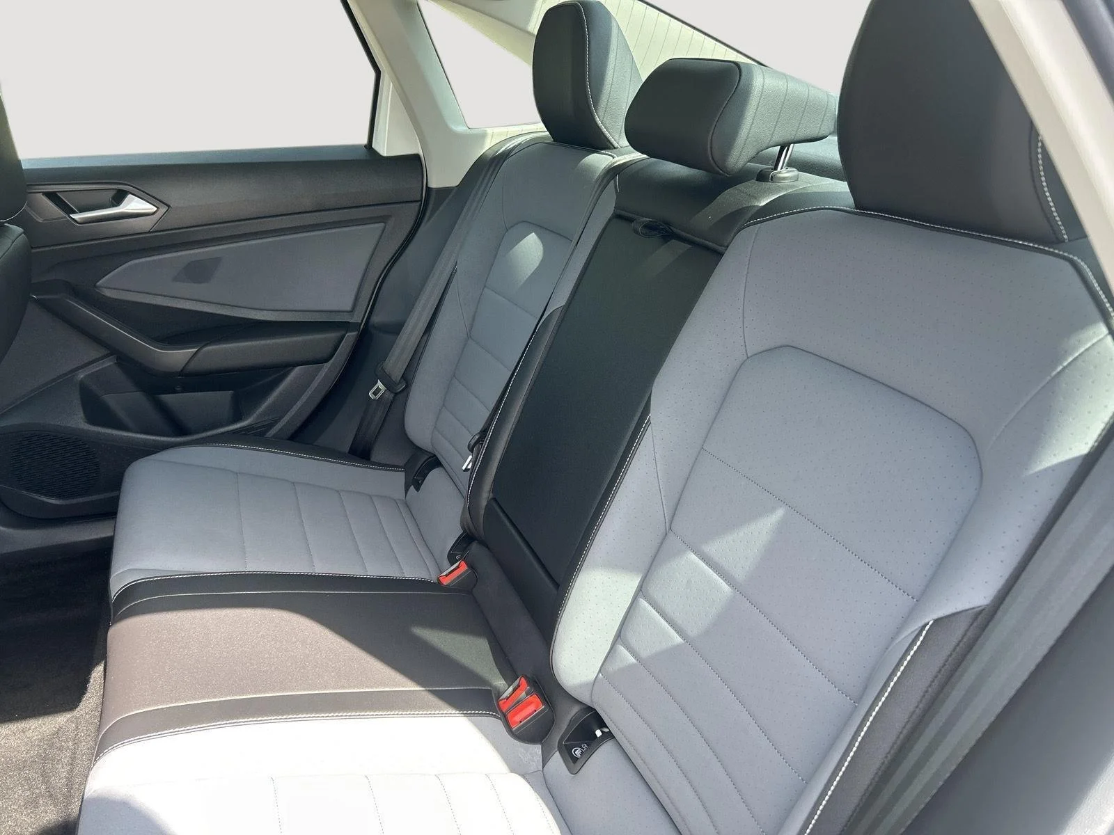 Certified Used 2025 WHITE Volkswagen SE image 7