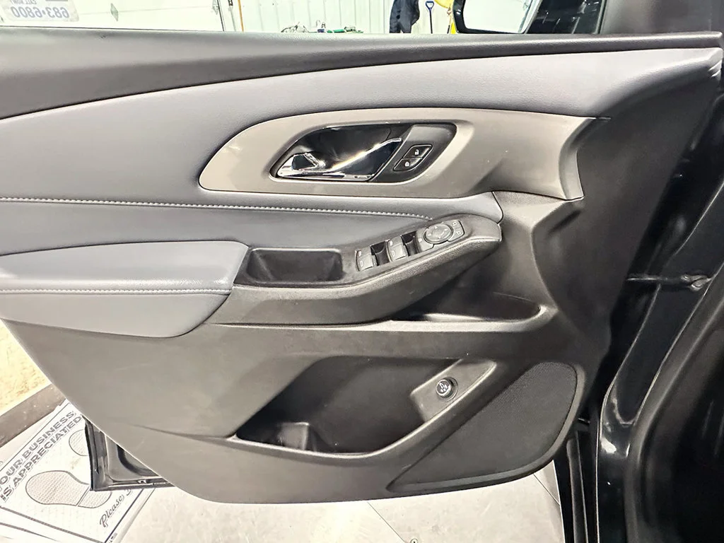 Used 2020 GRAPHITE METALLIC Chevrolet LT Leather image 21