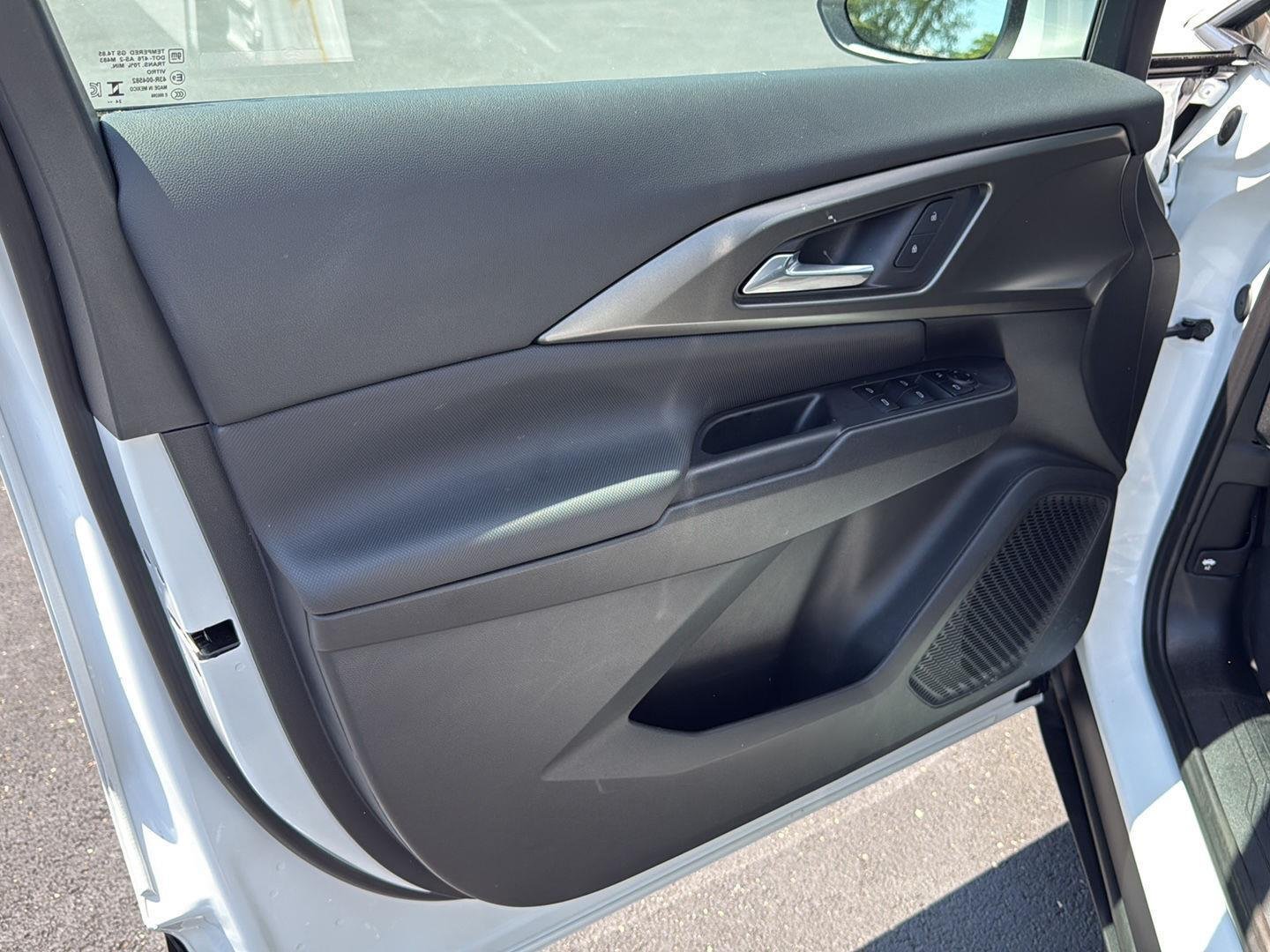 Used 2025 Summit White Chevrolet LT image 18