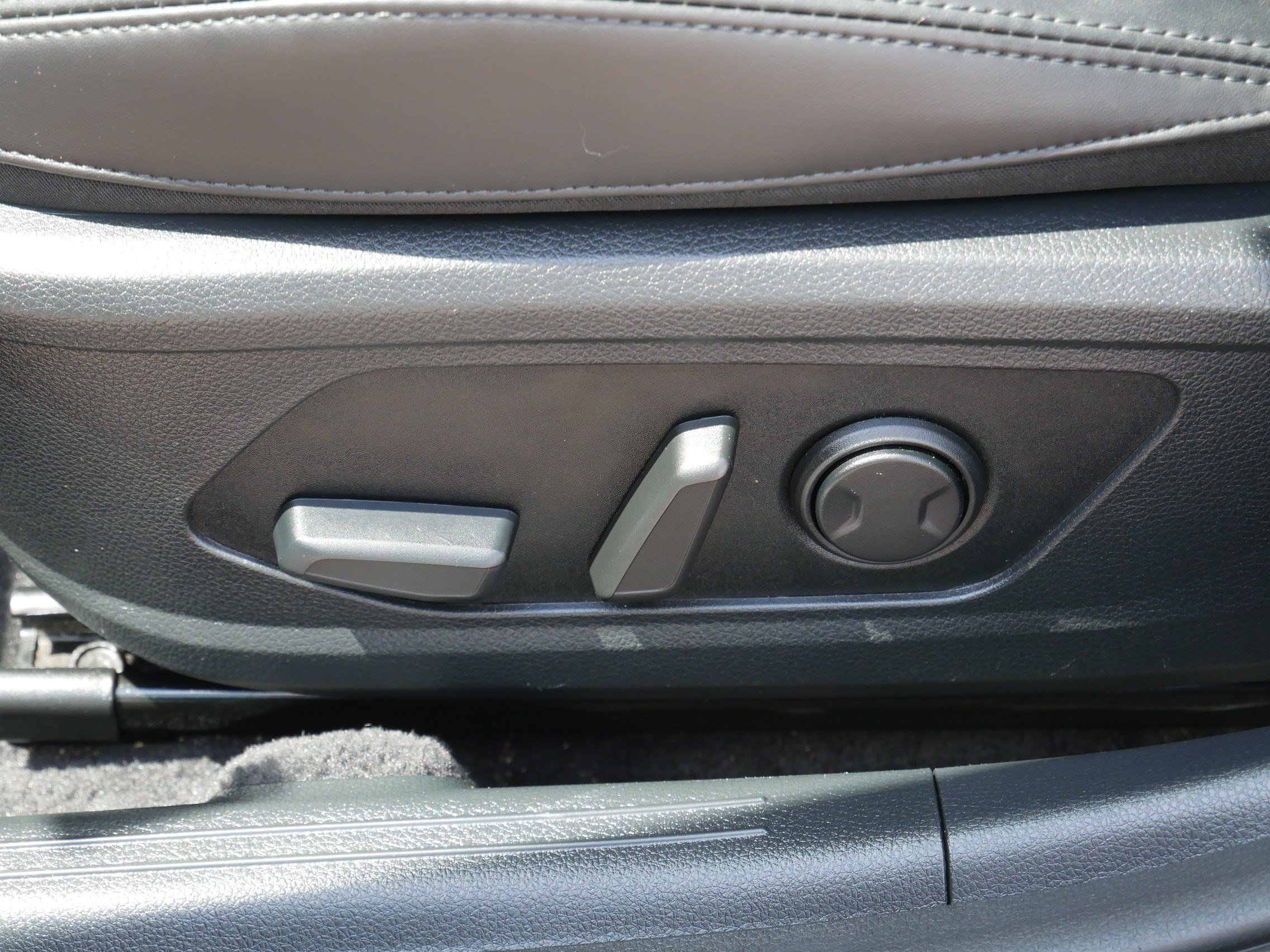 Used 2025 Snow White Pearl Kia EX image 19