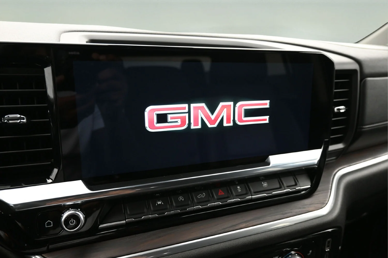 Used 2025 Summit White GMC SLT image 25