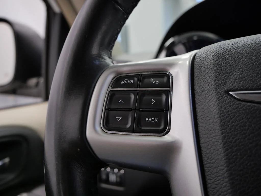 Used 2014 White Chrysler Touring image 20