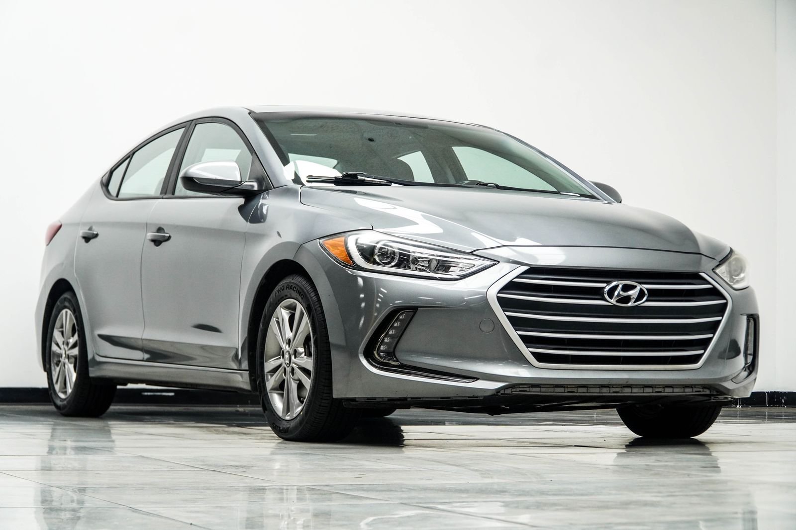 Used 2018 Gray Hyundai Value Edition image 4
