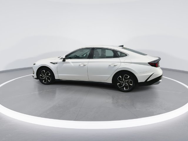 Used 2025 White Hyundai SEL image 5