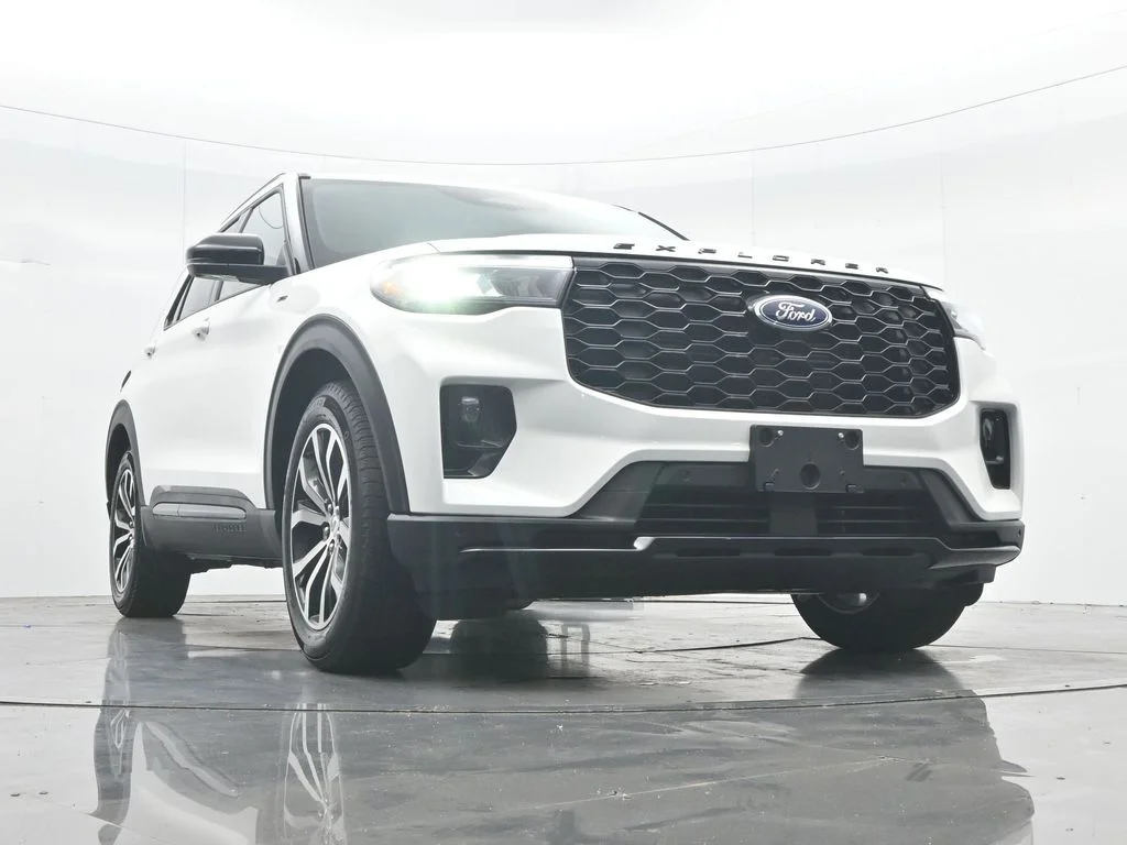 New 2026 Star White Metallic Tri-Coat Ford ST-Line image 44