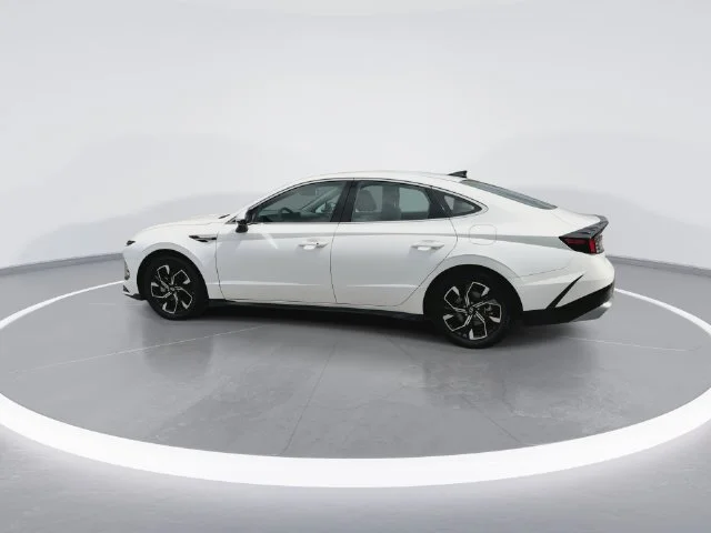 Used 2025 White Hyundai SEL image 5