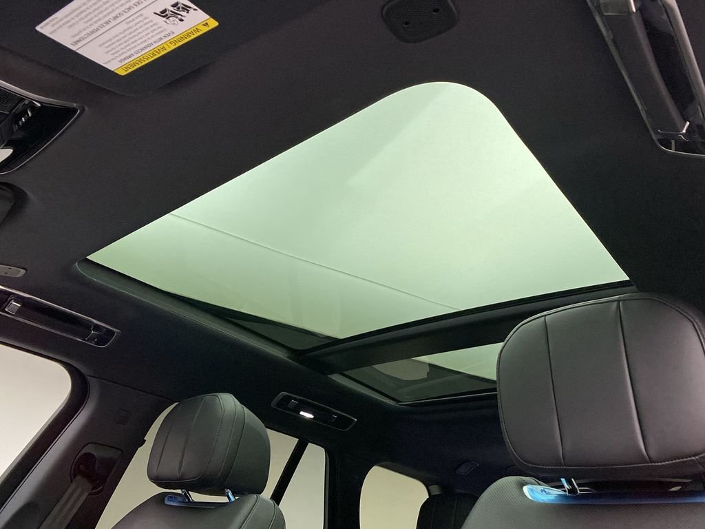 Used 2023  Land Rover SE image 7