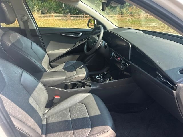 Used 2023 Snow White Pearl Kia Wave image 25