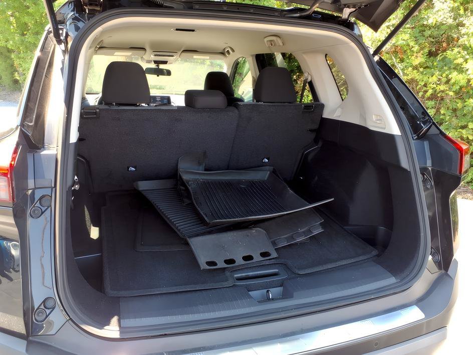 Used 2023 Super Black Nissan SV image 5
