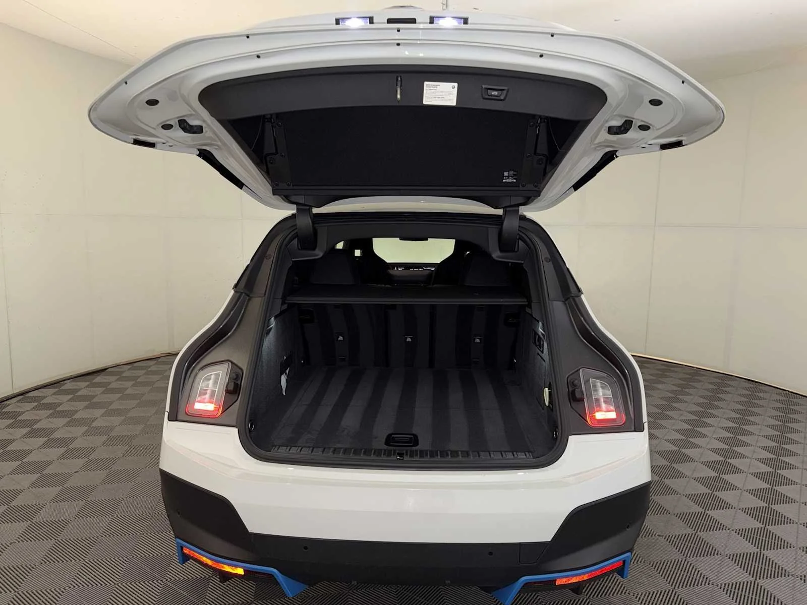 Used 2023 Alpine White BMW xDrive50 image 22