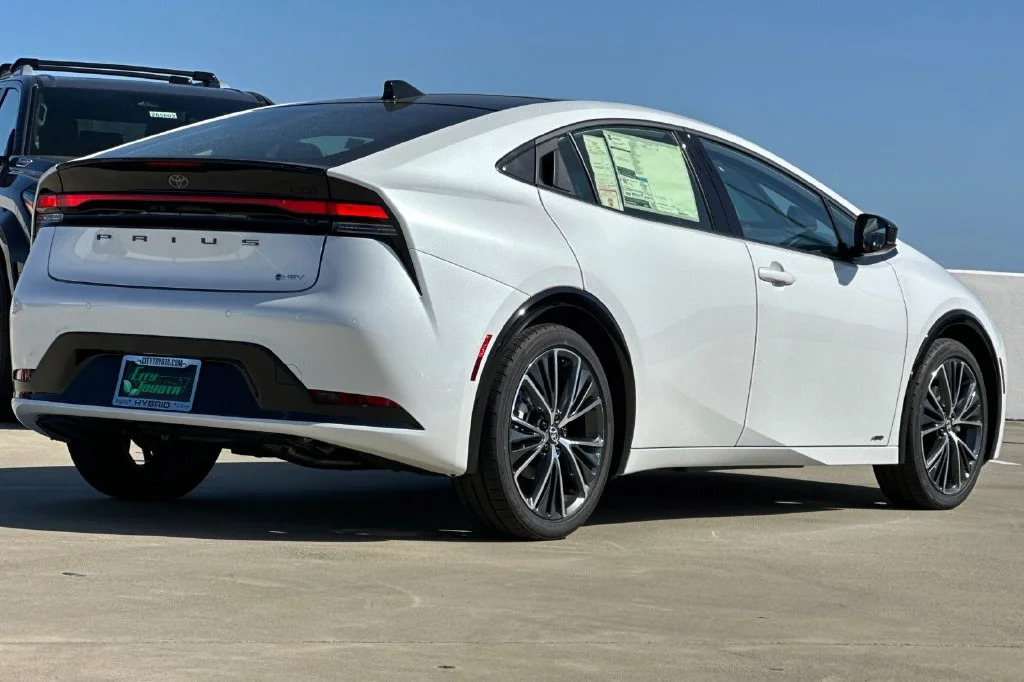 New 2027 Wind Chill Pearl <sup>1</sup> Toyota  Limited AWD image 4