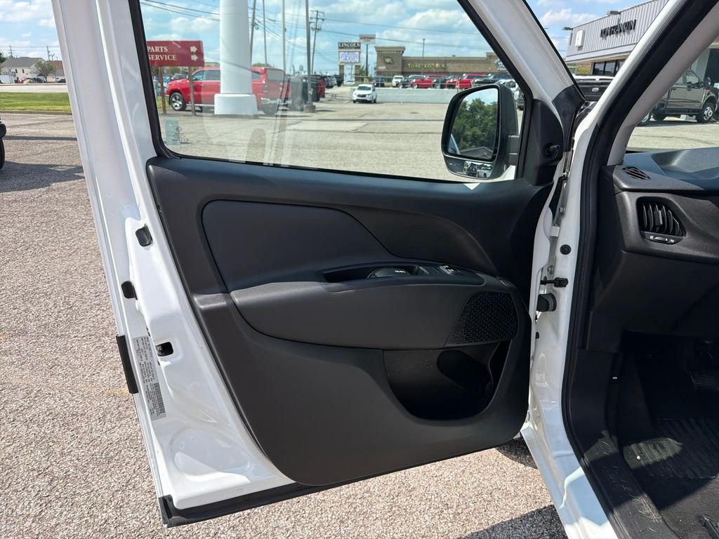 Used 2022 White Ram Base image 17