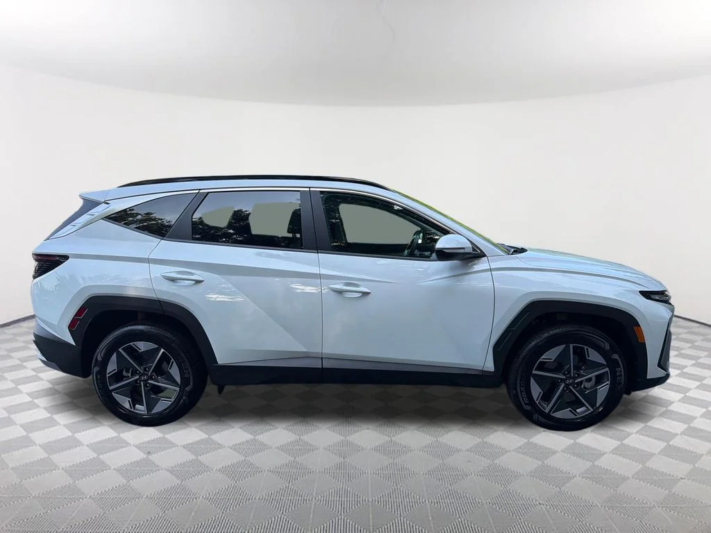 Used 2025 White Hyundai SEL Convenience image 4