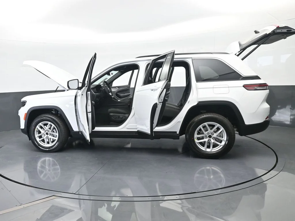 New 2026 Bright White Clear-Coat Exterior Paint Jeep Laredo X image 70
