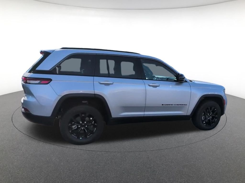New 2026 Silver Zynith Exterior Paint Jeep Altitude image 3