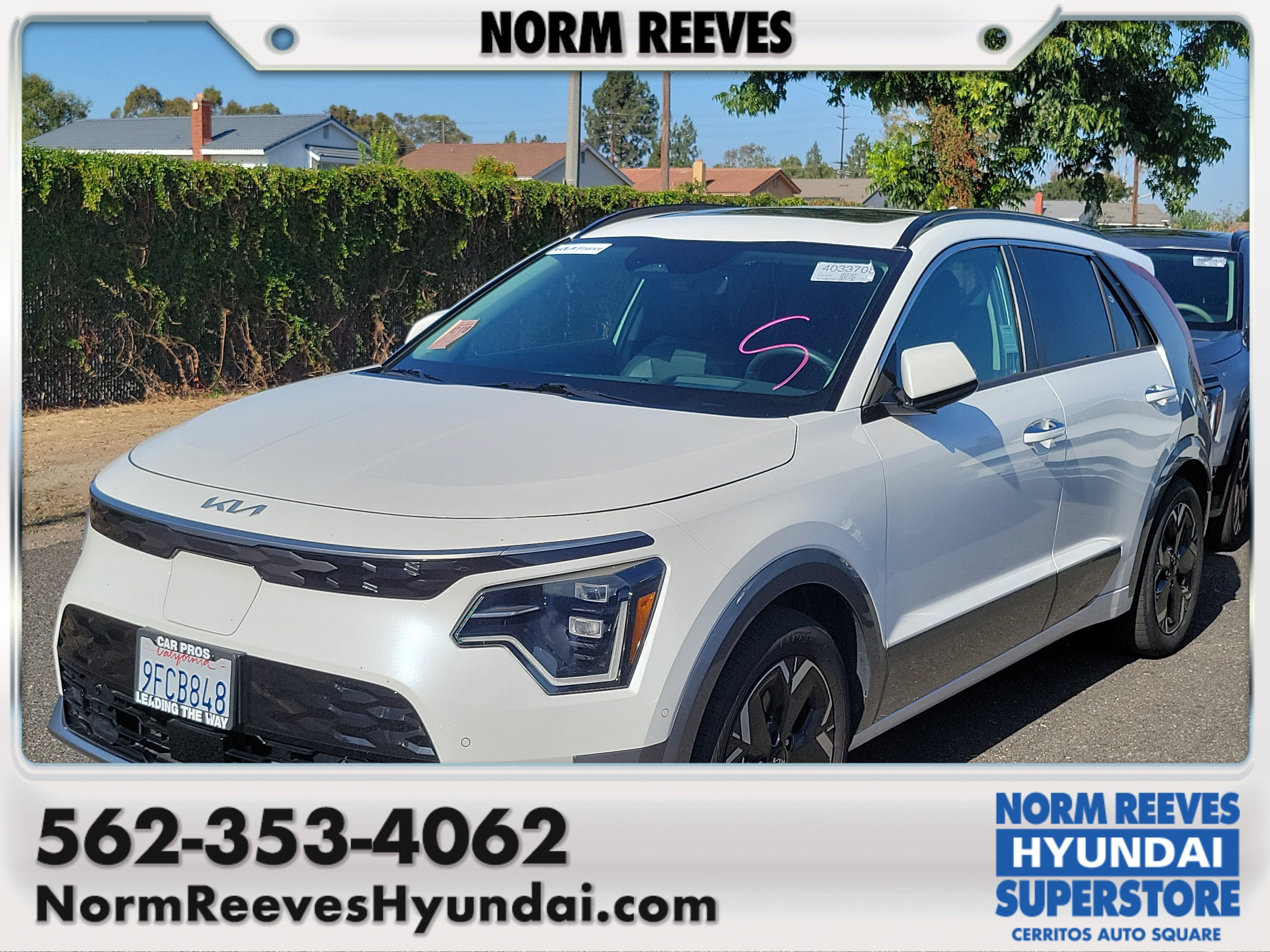 Used 2023 Snow White Pearl Kia Wave image 1