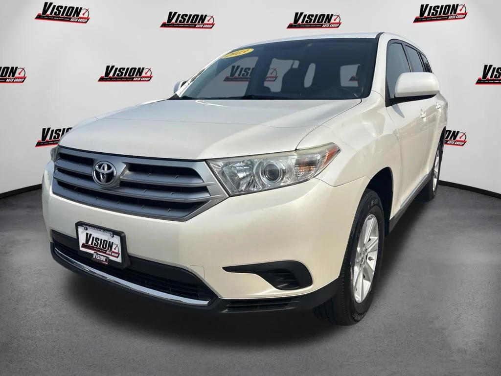 Used 2013 White Toyota Base image 1