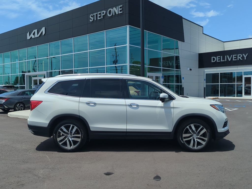 Used 2017  Honda Touring image 8