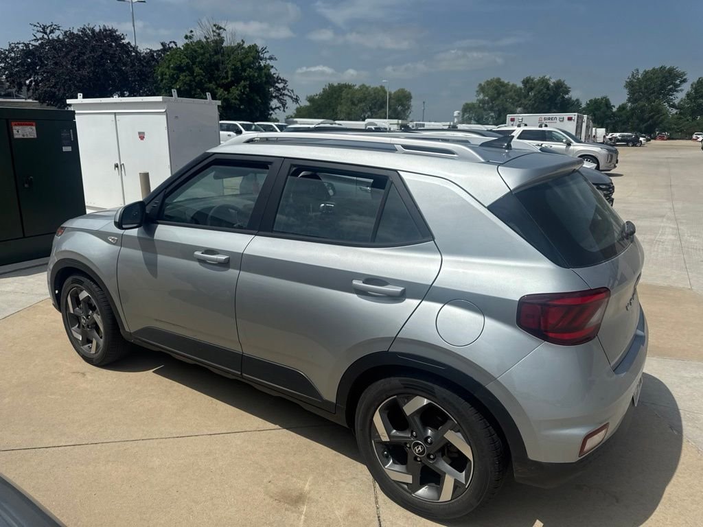 Used 2022 Silver Hyundai SEL image 2