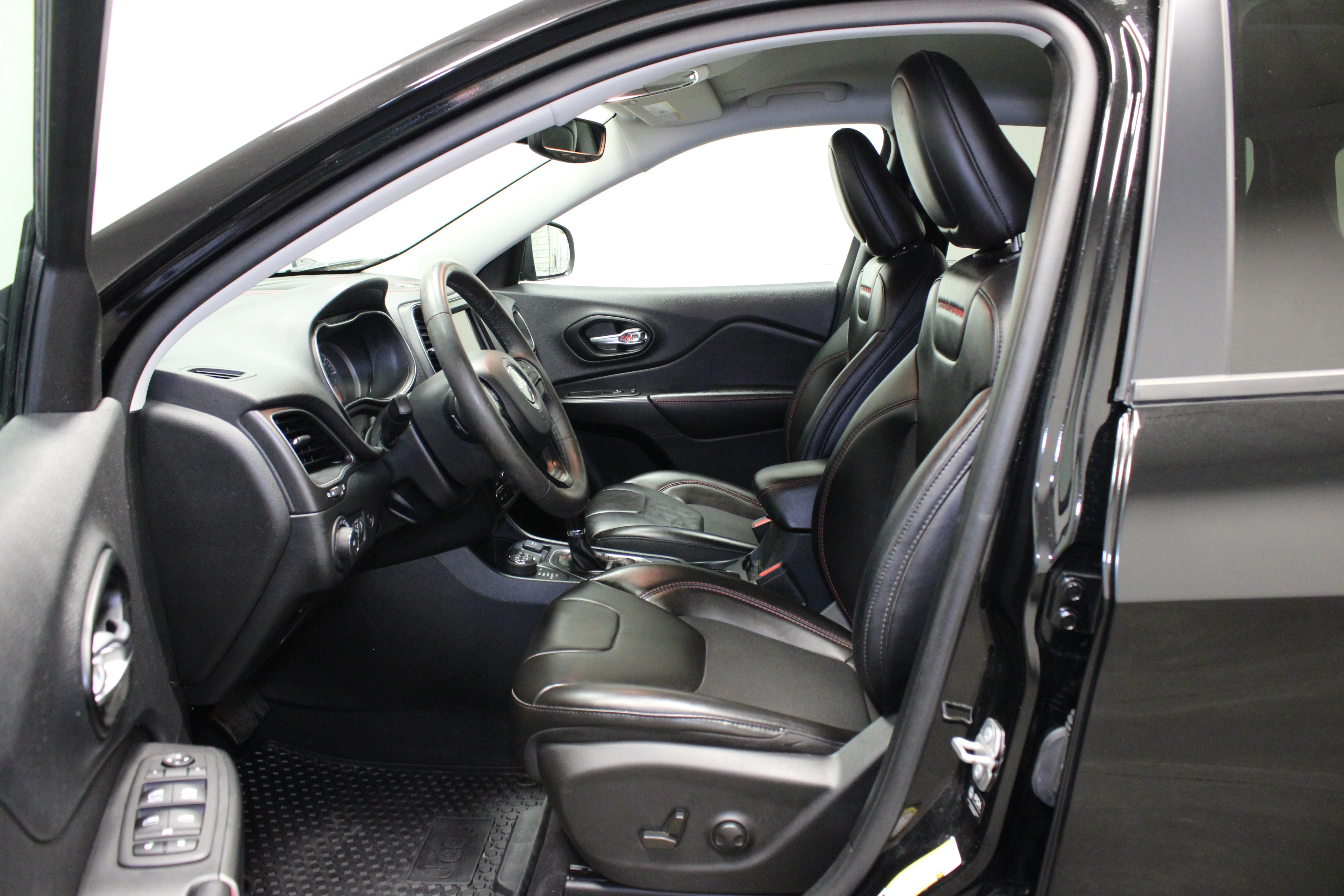 Used 2022 Diamond Black Crystal Pearlcoat Jeep Trailhawk image 15