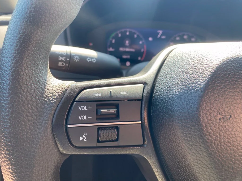 Used 2025 White Honda SE image 24