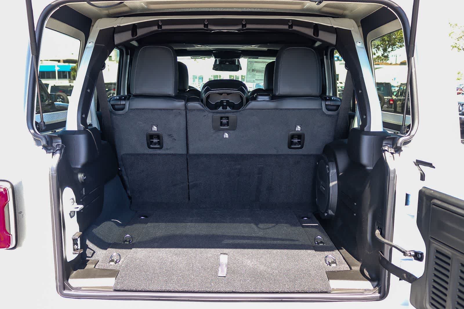 New 2026 Bright White Clear-Coat Exterior Paint Jeep Rubicon X image 12