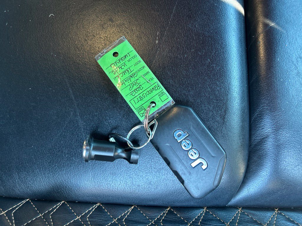 Used 2022 White Jeep Overland image 33
