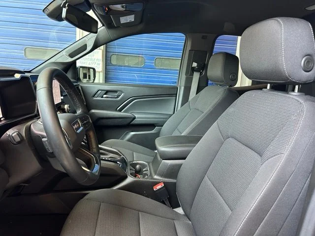 Used 2025  GMC Elevation image 12