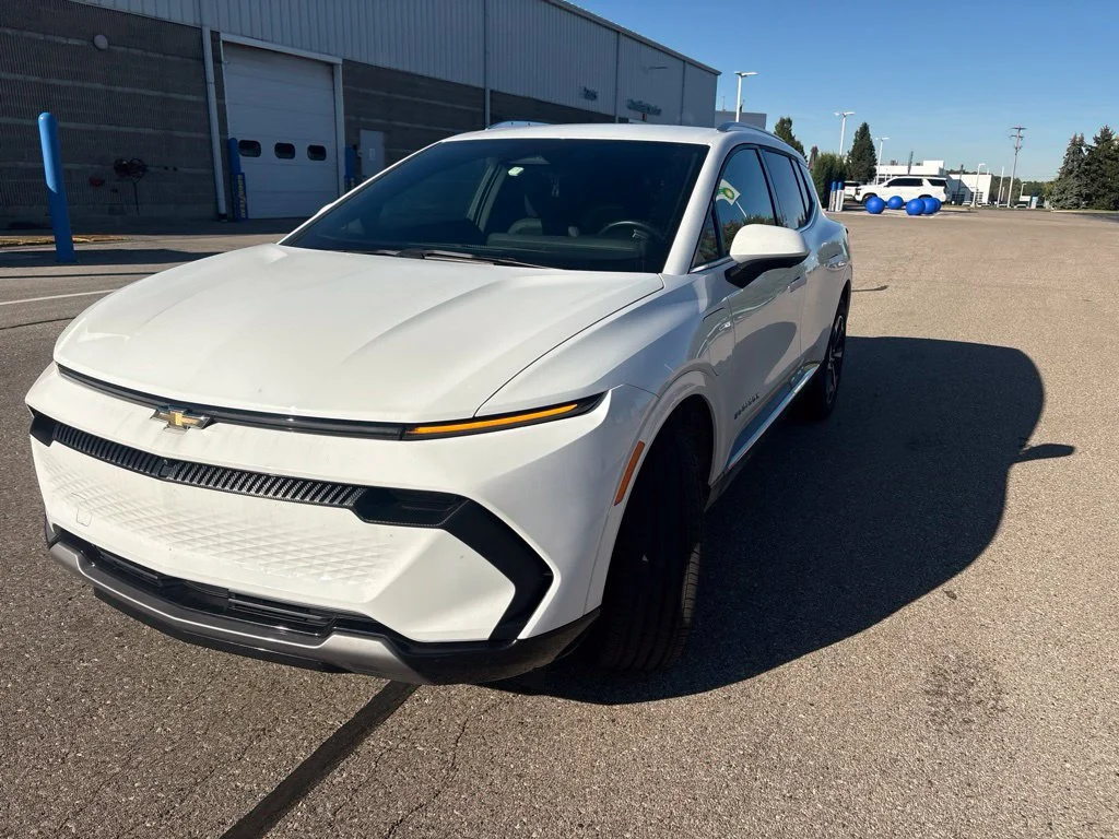 Used 2024 Summit White Chevrolet 2LT image 3