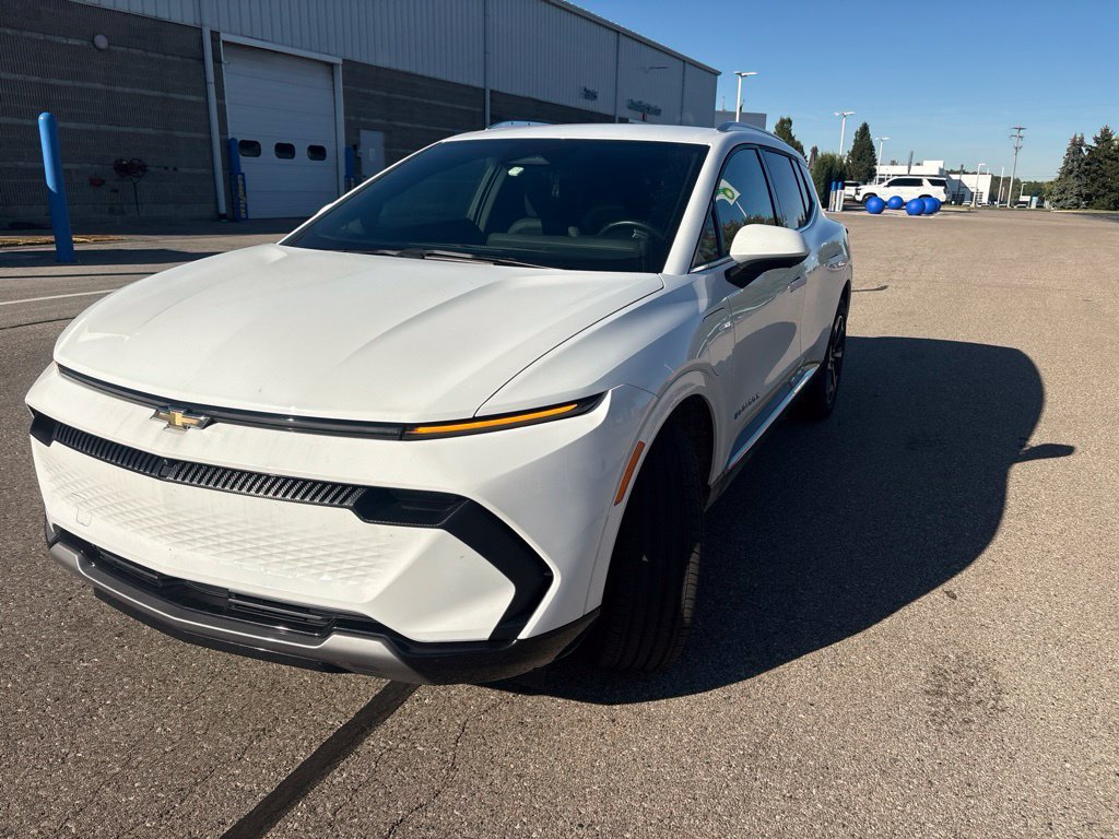 Used 2024 Summit White Chevrolet 2LT image 3