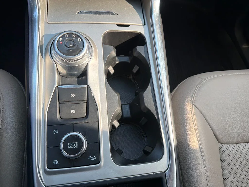 Used 2022 White Metallic Ford Limited image 28