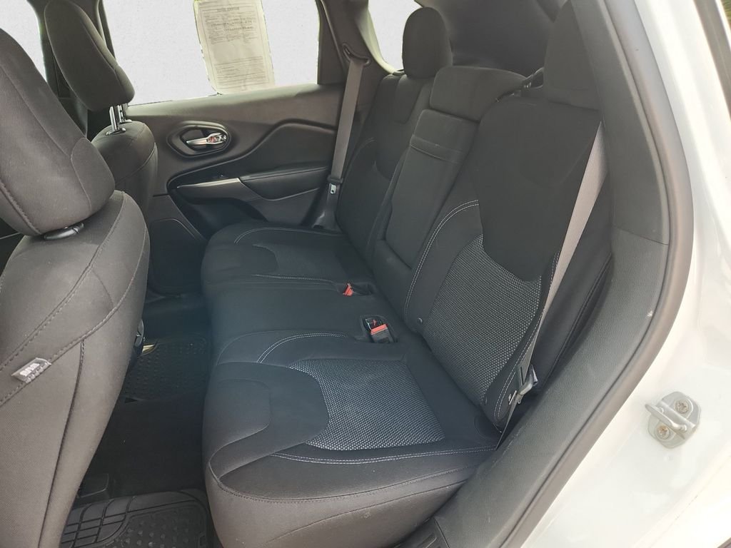 Used 2019 White Jeep Latitude image 13