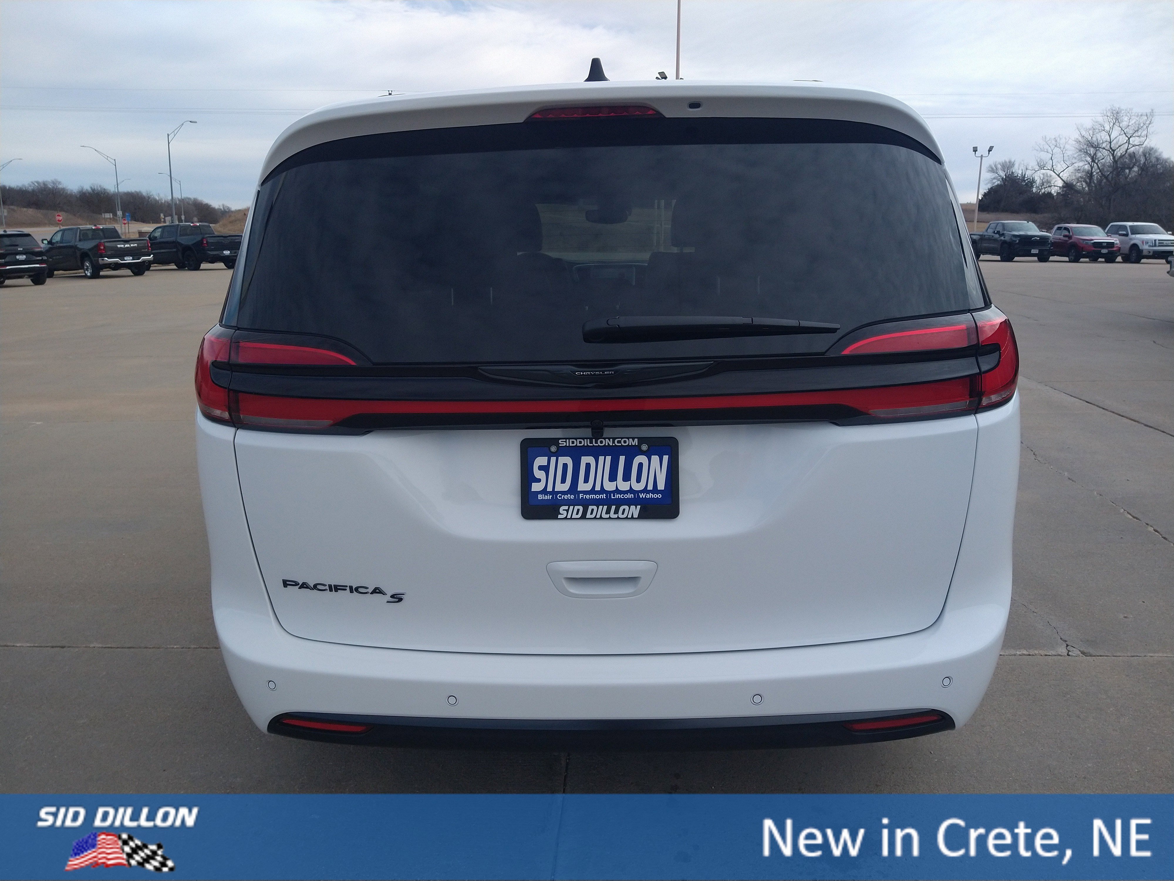 New 2026 Bright White Clear-Coat Exterior Paint Chrysler Select image 14
