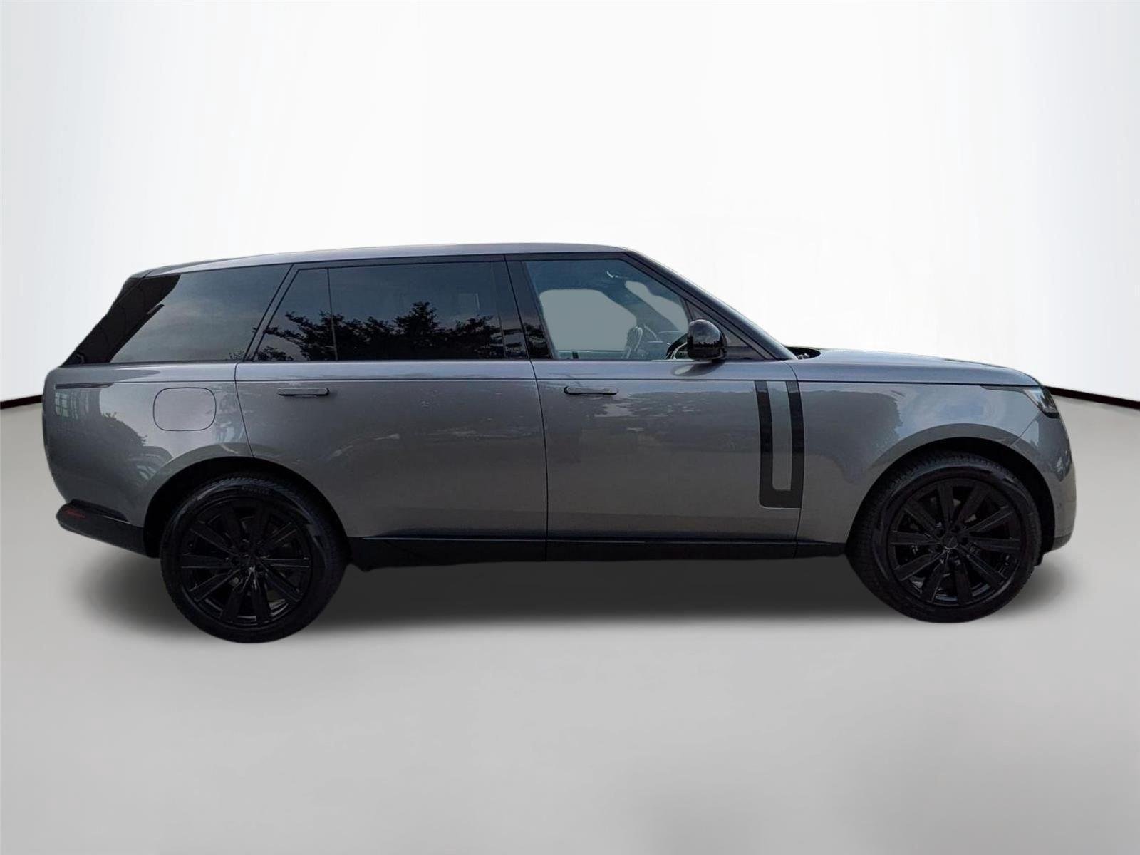 New 2026 Eiger Grey Metallic Land Rover SE image 4