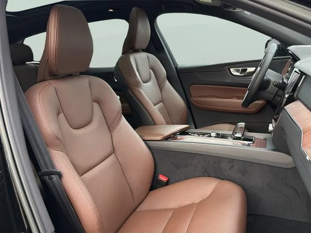 Used 2023  Volvo Plus Bright Theme image 20