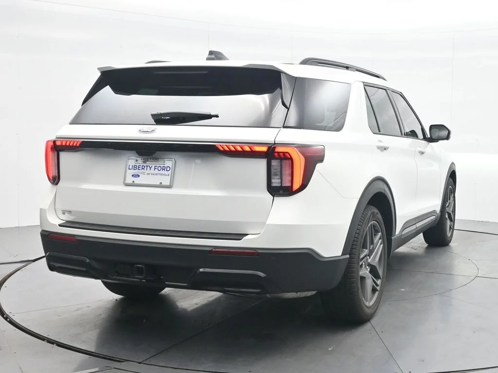 New 2026 Star White Metallic Tri-Coat Ford ST-Line image 8