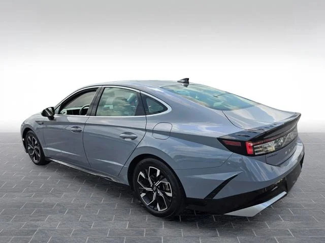 Used 2025 Blue Hyundai SEL image 5