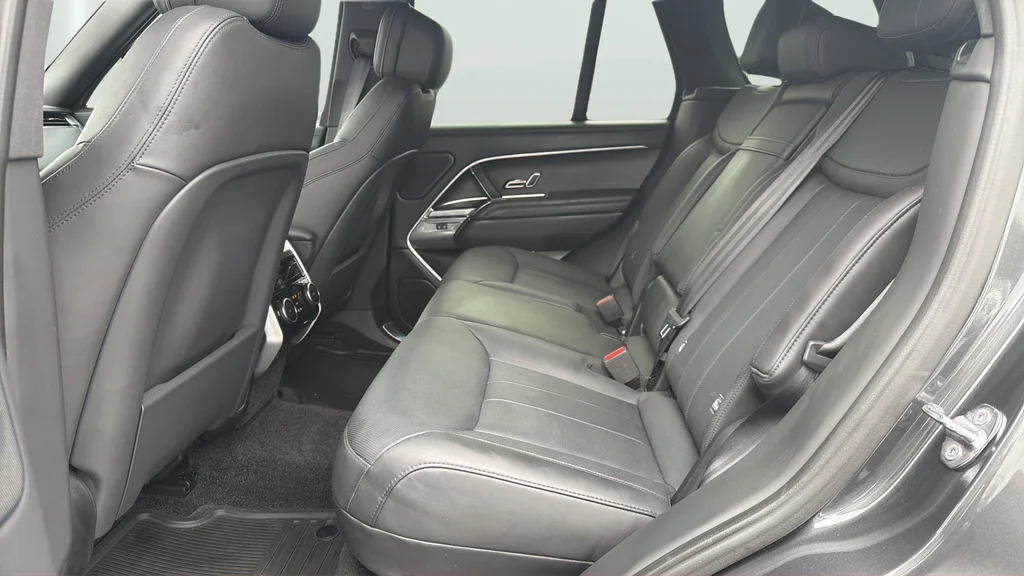Used 2023  Land Rover SE image 19