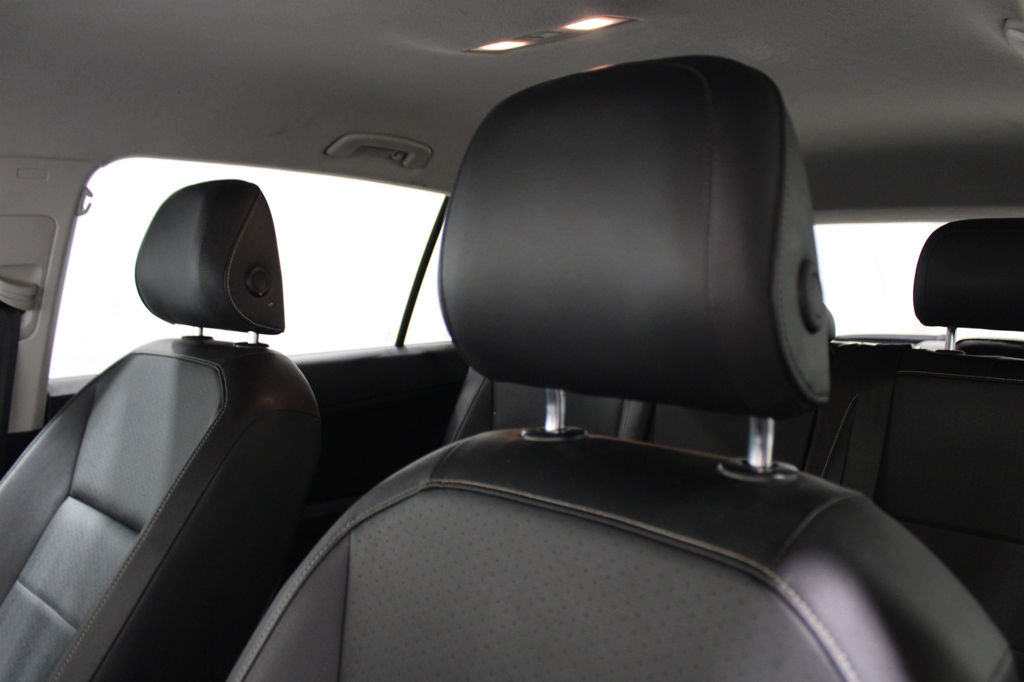Used 2021 Atlantic Blue Metallic Volkswagen SE image 5