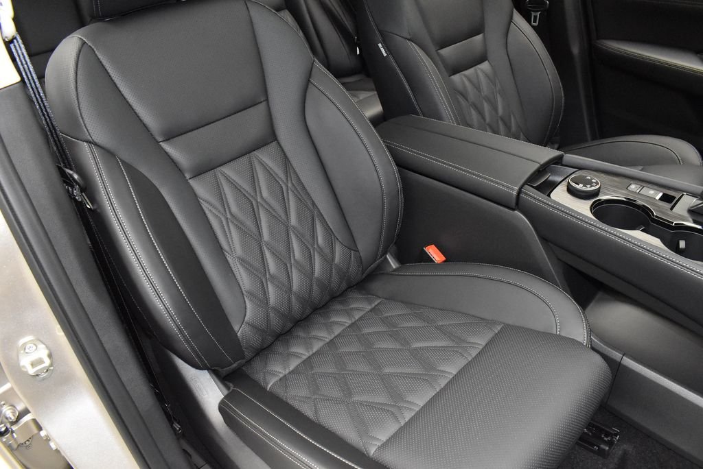 New 2026 Champagne Silver Metallic / Super Black Two-tone Nissan Platinum image 27